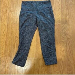 🌸Old Navy Cropped Leggings grey and white stripped, womens size small